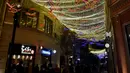 Instalasi cahaya di Lee Tung Street di Wan Chai, Hong Kong, China selatan (8/12/2020). Sebuah instalasi cahaya besar yang menggunakan teknologi kecerdasan buatan dengan tema "Kupu-kupu Harapan" diluncurkan di Lee Tung Street, Wan Chai, belum lama ini. (Xinhua/Lo Ping Fai)