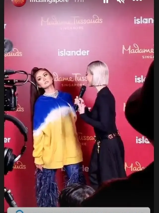 Agnez Mo bersama patung lilin dirinya yang dipajang di Madame Tussauds Singapura (Foto: Instagram mtssingapore)