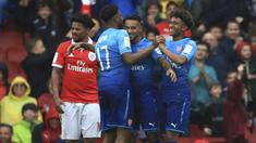 Para pemain Arsenal merayakan gol yang dicetak Theo Walcott ke gawang Benfica pada laga Emirates Cup di Stadion Emirates, London, Sabtu (29/7/2017). Arsenal menang 5-2 atas Benfica). (AP/John Walton) 