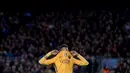 Ekspresi kekecewaan striker Barcelona, Neymar, setelah Fernando Torres mencetak gol ke gawang Barcelona pada leg pertama perempat final Liga Champions di Stadion Camp Nou, Rabu (6/4/2016) dini hari WIB. (AFP/Josep Lago)