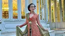 <p>Atiqah memilih tampil mengenakan kebaya brokat lengan panjang transparan warna orange. Kebaya tersebut memiliki aksen kerah tinggi dan heart neck. Kebaya yang dibuat oleh desainer kebaya kenamaan Anne Avantie dipadukan bawahan kain batik warna coklat dengan belahan cukup tinggi. [@adik710]</p>