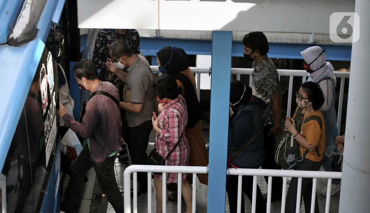 Sejumlah calon penumpang menaiki bus Transjakarta di Halte Harmoni, Jakarta, Selasa (16/6/2020). PT Transjakarta mencatat sejak penerapan Pembatasan Sosial Berskala Besar (PSBB) Transisi, pengguna bus Transjakarta naik 22 persen dibandingkan saat PSBB. (merdeka.com/Iqbal Nugroho)