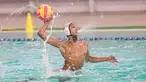 Aksi Caesar Kirano di final polo air kategori U-14 pada Indonesia Open Aquatic Championships (IOAC) 2025 di Stadion Akuatik GBK, Jakarta Pusat, pada Kamis (13/11/2025). (Bola.com/Abdul Aziz)
