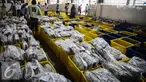 Ikan yang telah dibekukan dilelang di pelelangan ikan Muara Angke, Jakarta, Kamis (24/3). Pada 2015 secara total Indonesia telah memanfaatkan potensi ekonomi sektor kelautan sekira Rp350 triliun. (Liputan6.com/Faizal Fanani)