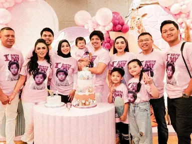 Ulang tahun Ameena Hanna Nur Atta yang pertama ini dirayakan hanya bersama keluarga. Dalam momen tersebut tak hanya ada Aurel dan Atta, tapi ada pula keluarga Anang Hermansyah dan keluarga Krisdayanti serta Thoriq Halilintar. (Liputan6.com/IG/@attahalilintar)