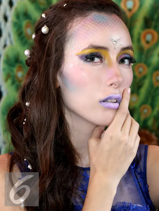 Model berpose mengunakan Makeup seperti putri duyung untuk pesta Halloween saat sesi poto di Jakarta, (31/10/2015). Perayaan Helloween tak melulu harus menyeramkan, Anda tetap dapat terlihat cantik seperti model tersebut. (Liputan6.com/Yudha Gunawan)