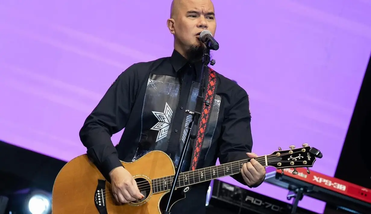 Dalam keterangan fotonya, Ahmad Dhani menyebut foto tersebut diambil saat duduk di kelas 3 SMA. [Instagram/ahmaddhaniofficial]