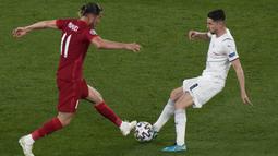 Gelandang Timnas Italia, Jorginho yang mengkoordinir barisan tengah memainkan perannya dengan baik. Terbukti Timnas Italia punya banyak peluang, namun kuad asuhan Senol Gunes bisa menahan imbang Italia, 0-0 pada babak pertama laga pembuka. (Foto: AP/Pool/Andrew Medichini)