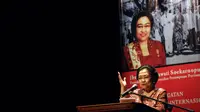 Mantan Presiden Megawati Soekarnoputri memberikan pidato budaya dalam rangka peringatan Hari Perempuan Internasional di Teater Kecil Taman Ismail Marzuki, Cikini, Jakarta, Minggu (8/3/2015). (Liputan6.com/Helmi Fithriansyah)