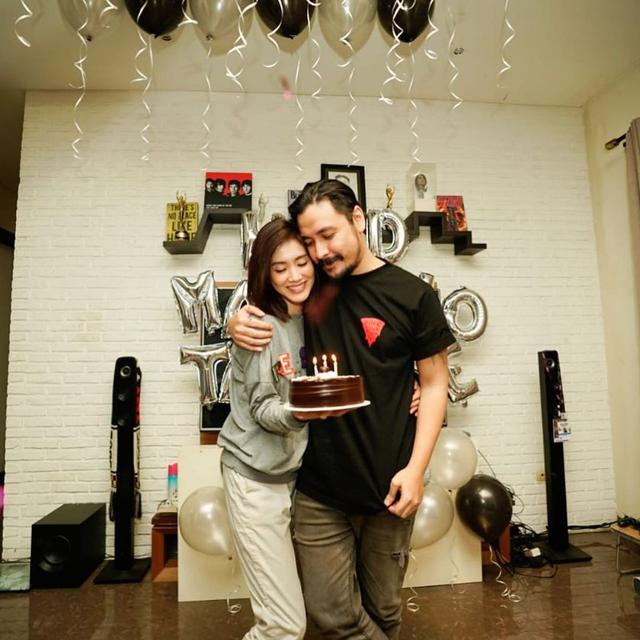 Melalui Instagram, Ello memperkenalkan kekasih barunya pada perayaan ulang tahunnya yang ke-37 tahun pada 20 Februari 2020 lalu (https://www.instagram.com/p/B81T_nIDy_t/)