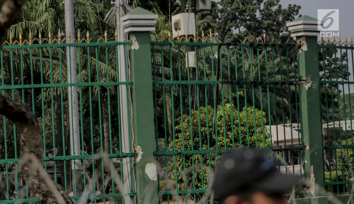 Kondisi pagar gedung DPR yang dirusak sejumlah mahasiswa gabungan se-Jabodetabek yang menolak pengesahan RKUHP di Senayan, Jakarta, Selasa (24/9/2019). Usai dirusak oleh massa aksi, pagar itu direnovasi beberapa pekerja  atau tukang las listrik. (Liputan6.com/Faizal Fanani)