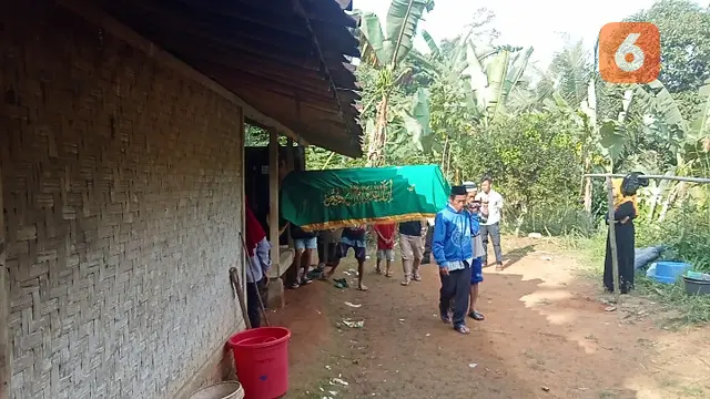 Pasutri ditemukan meninggal dalam rumah, saat menuju pemakaman di  Kampung Sukabakti Rt 04 Rw 09 Desa Sukamulya, Kecamatan Cikembar, Kabupaten Sukabumi. (Liputan6.com/Fira Syahrin).