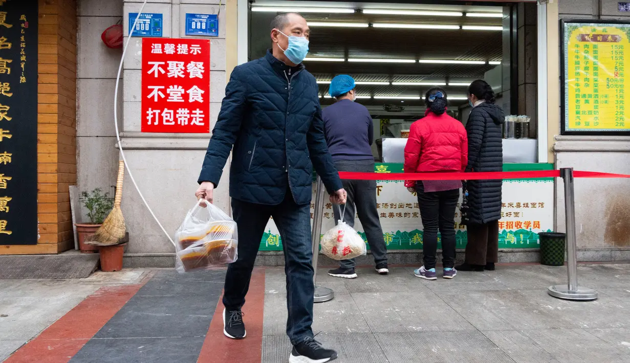 Seorang pelanggan meninggalkan restoran mi sapi dengan membawa makanan untuk dibawa pulang di Xiangyang, Provinsi Hubei, China tengah, pada 16 Maret 2020. Beberapa restoran mi sapi di Xiangyang kembali melanjutkan bisnis dengan layanan take away pada Senin (16/3). (Xinhua/Xie Jianfei)