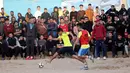 Pemuda Palestina bermain sepak bola di kamp pengungsi sebelum berbuka puasa selama bulan suci Ramadhan di Rafah, di Jalur Gaza selatan (11/4/2022). Sepanjang bulan, umat Islam yang taat harus berpantang dari makanan dan minuman dari fajar hingga matahari terbenam. (AFP/Said Khatib)
