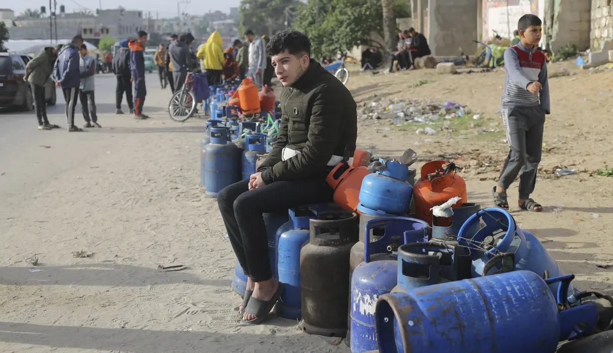 Warga Palestina pun beramai-ramai mendatangi pusat distribusi bantuan demi mendapatkan gas elpiji. (AP Photo/Hatem Ali)