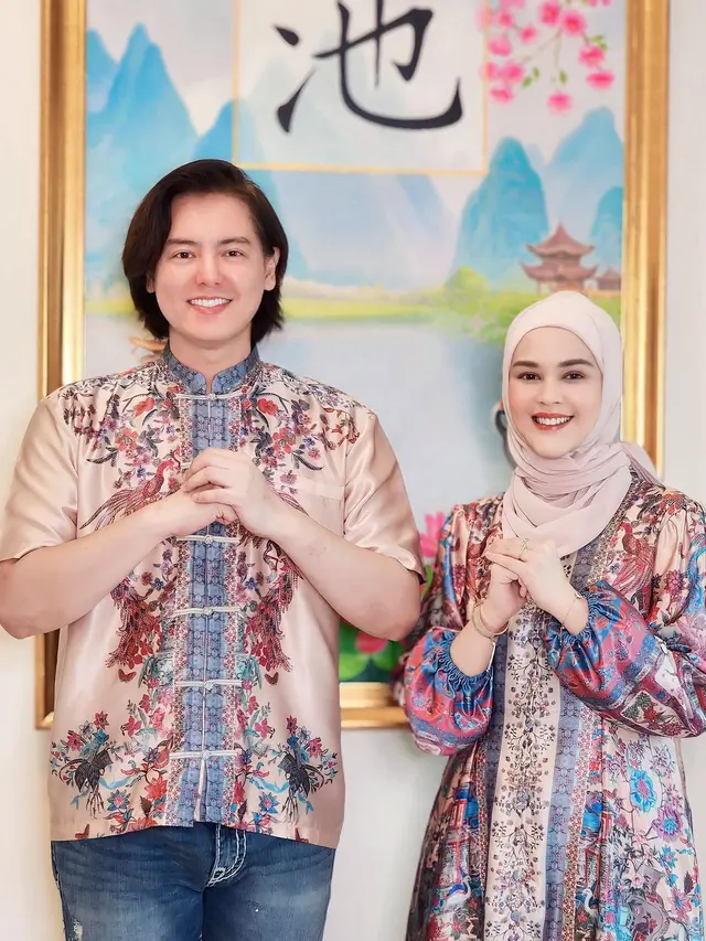 OOTD Couple Cut Meyriska dan Roger Danuarta Rayakan Imlek dengan Busana Santun
