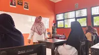Kepala SMK Negeri 1 Kediri, Siti Dhomroh saat memberikan informasi kepada siswa SMK Negeri 1 Kediri, Nusa Tenggara Barat. (Liputan6.com/Dicky Agung Prihanto)
