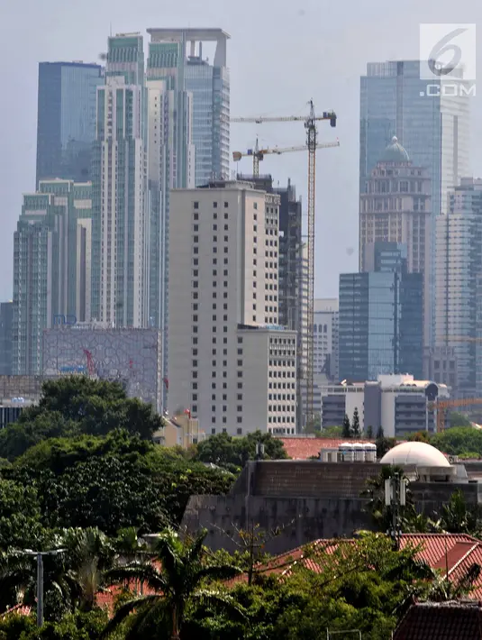 Sejumlah gedung tinggi yang berfungsi sebagai perkantoran di kawasan Jakarta, Minggu (7/10). Sekitar36 persen gedung-gedung pencakar langit digunakan untuk apartemen dan mixed use 21 persen, sisanya difungsikan sebagai hotel. (Merdeka.com/Iqbal S Nugroho)