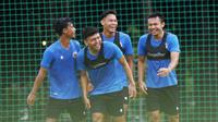 Pemain Timnas Indonesia, Arif Satria (kanan) saat sesi latihan di Lapangan D Senayan, Jakarta, Rabu, (10/2/2021). Latihan tersebut untuk persiapan SEA Games 2021 di Vietnam. (Bola.com/M Iqbal Ichsan)