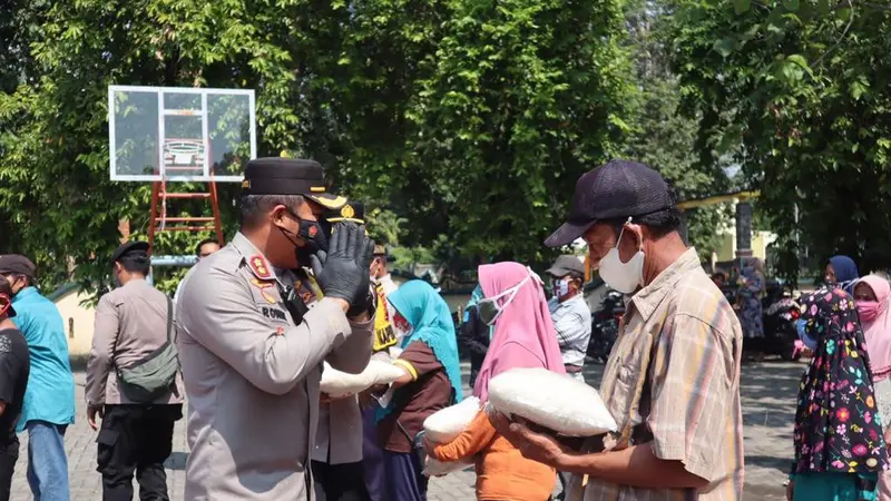 Polres Pemalang membagikan sembako untuk warga tak mampu. (Foto: Liputan6.com/Humas Polres Pemalang)