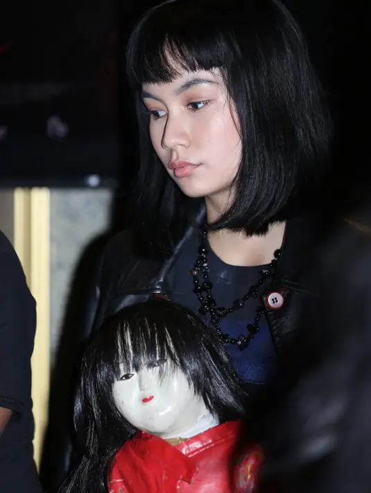 Bersentuhan dengan boneka legendaris dari Jepang tersebut membuat pemeran dalam film 8 Hari Menaklukan Cowo itu sedikit gugup. Apalagi bermain dengan boneka tersebut membuatuhkan ritual. (Adrian Putra/Bintang.com)
