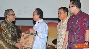 Citizen6, Bogor: Menteri kelautan dan Perikanan Sharif C.Sutardjo menerima cinderamata dari Rektor IPB dalam event Ecology Expo 2012. (Pengirim: Efrimal Bahri)
