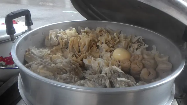 Beberapa bahan siomay atau baso tahu, yang dijajakan dalam salah satu roda jualan milik pedagang