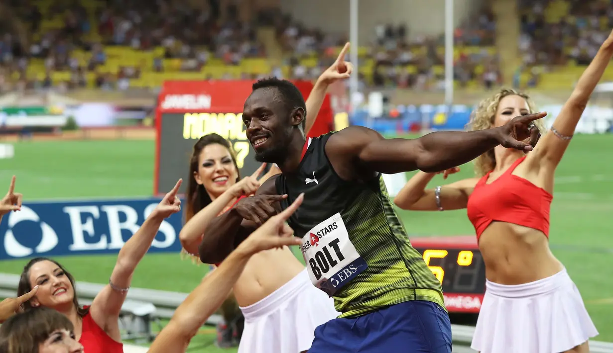Aksi Usain Bolt menari bersama wanita-wanita cantik usai menjuarai kejuaraan atletik lari 100m Diamond League di Stadium Louis II, Monaco, (21/7). Usain Bolt merupakan pelari Juara Olimpiade delapan kali. (AFP Photo/Yann Coatsaliou)