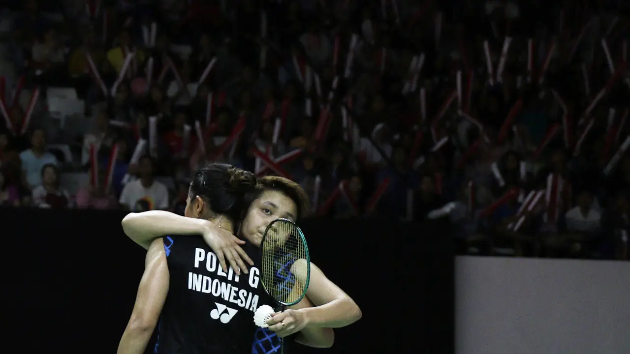 Ganda putri Indonesia, Apriyani Rahayu, memeluk Greysia Polii usai dikalahkan ganda Jepang. (Bola.com/Yoppy Renato)
