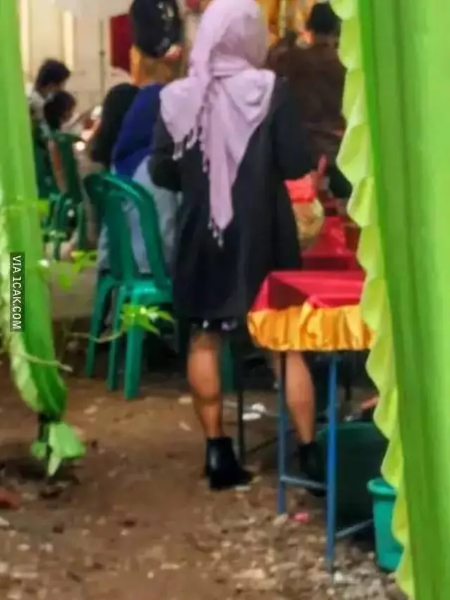 10 Penampilan Kocak Tamu di Acara Kondangan Ini Bikin Tepuk Jidat