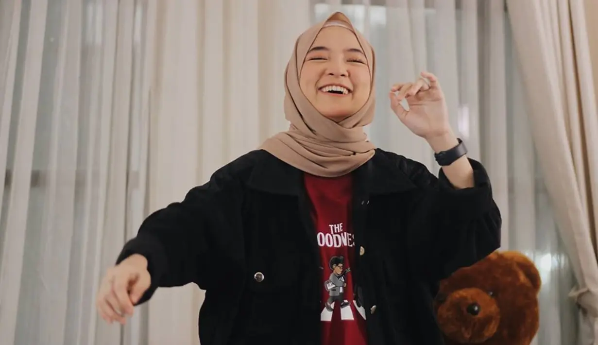 Sedikit menampilan kesan boyish, wanita dengan nama asli Khoirunnisa juga terlihat hanya menambahkan jam tangan berwarna hitam. Bahkan, model hijab yang dikenakan olehnya terlihat cukup simple. (Liputan6.com/IG/@nissa_sabyan)
