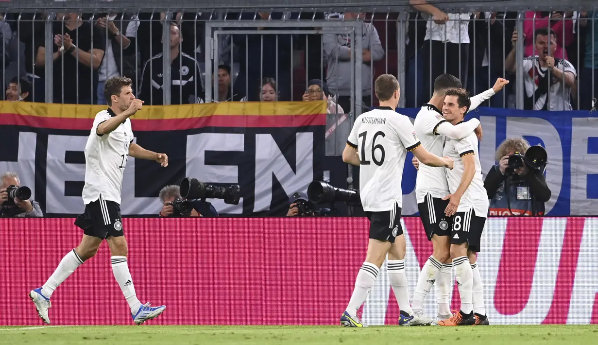<p>Pemain Jerman Jonas Hofmann, kanan, merayakan dengan rekan setimnya setelah mencetak gol ke gawang Inggris pada pertandingan Grup A3 UEFA Nations League di Allianz Arena, Munich, Rabu (8/6/2022). Inggris bermain imbang dengan Jerman 1-1. (AP Photo/Markus Ulmer)</p>