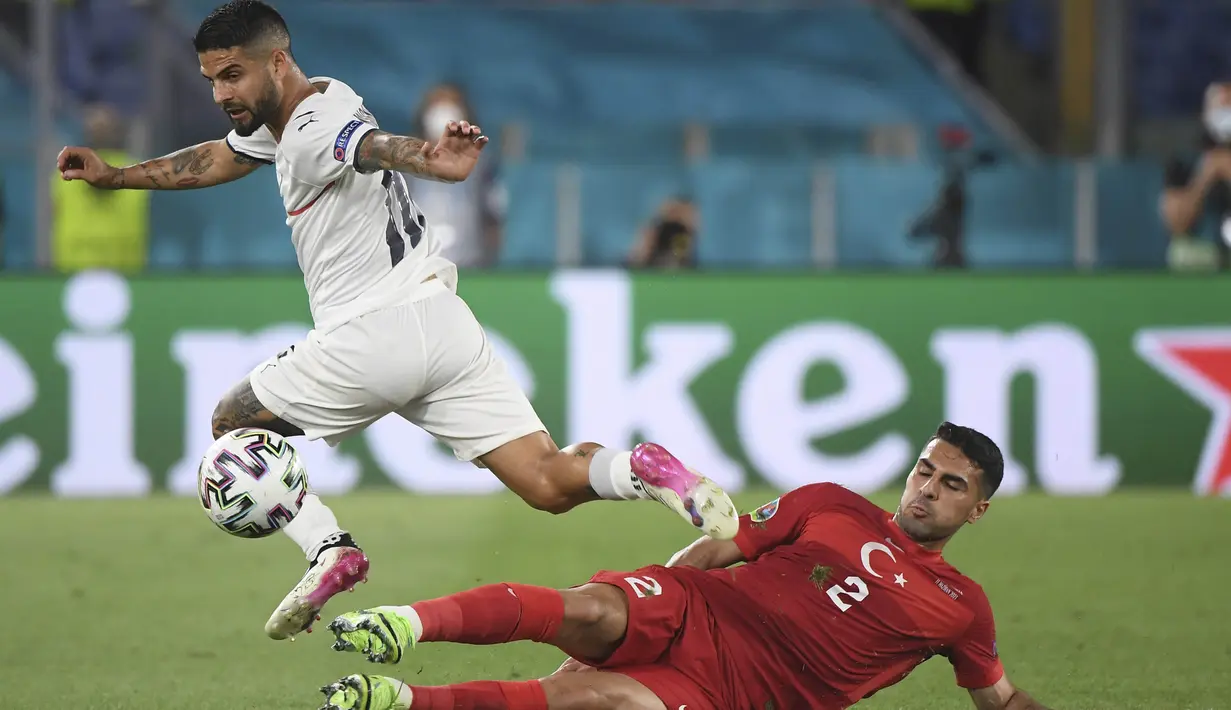 Menit ke-79, Italia sukses mencetak gol ketiga. Diawali blunder Cakir, bola bergulir sampai ke kaki Immobile yang mengirimkan asis buat Insigne yang bebas dari pengawalan. Dengan tenang, ia mengoyak gawang Turki. (Foto: AP/Pool/Alberto Lingria)