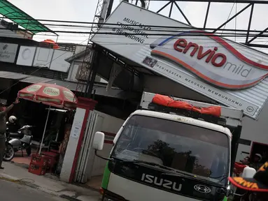 Petugas Satpol PP menurunkan papan reklame rokok di Jakarta, Rabu (18/11). Gubernur DKI Jakarta menerbitkan Peraturan Gubernur Nomor 1 Tahun 2015 tentang Larangan Penyelenggaraan Reklame Rokok Media Luar Ruang. (Liputan6.com/Gempur M Surya)