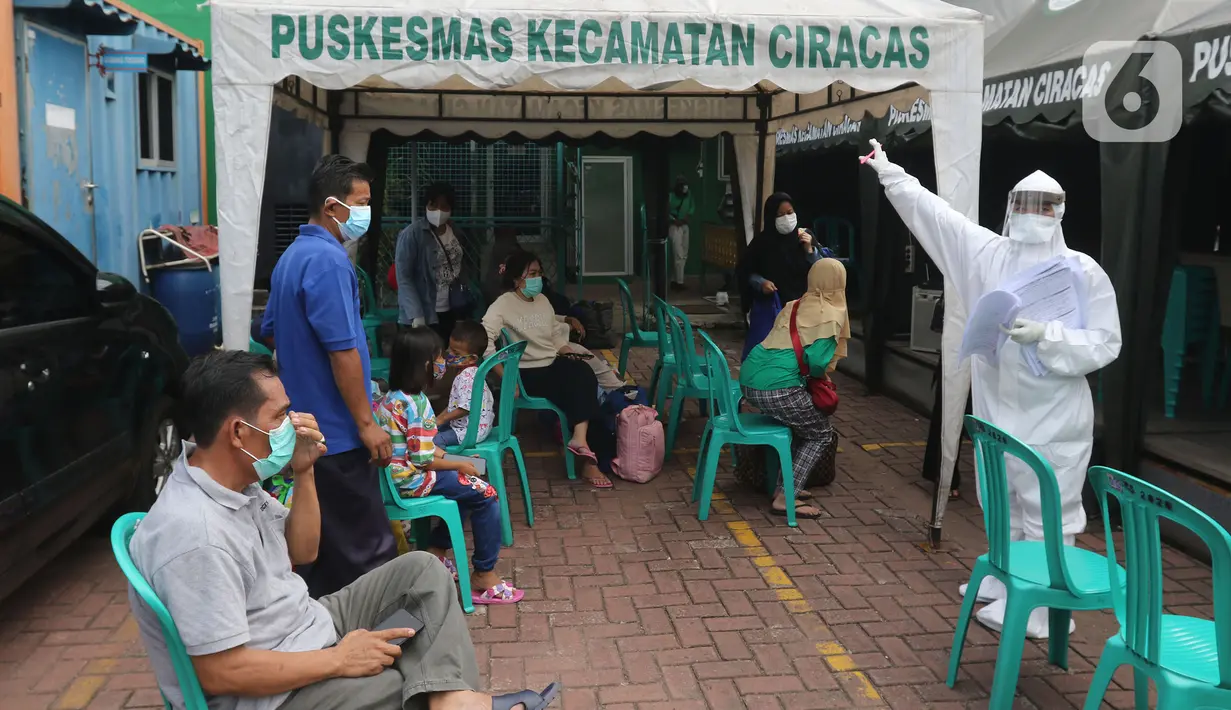 Sejumlah pasien Covid-19 berada di Puskesmas Kecamatan Ciracas, Jakarta, Kamis (10/06/2021). Dinas Kesehatan DKI Jakarta mencatat per Kamis (10/6/2021). Kasus positif di Jakarta bertambah 2.096 orang, sehingga total kasus positif bertambah menjadi 440.554 orang. (Liputan6.com/Herman Zakharia)