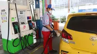 Petugas melayani pengendara mobil di SPBU kawasan Jakarta, Senin (27/12/2021). Pemerintah berencana untuk menghapus Bahan Bakar Minyak (BBM) jenis Premium dan Pertalite dari peredaran secara bertahap dalam rangka peralihan penggunaan energi bersih. (Liputan6.com/Angga Yuniar)