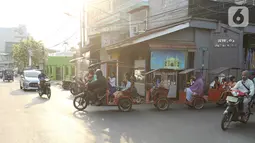 Motor odong-odong melintas di kawasan Tegalan, Jakarta, Rabu (23/10/2019). Dinas Perhubungan DKI Jakarta melarang odong-odong beroperasi di Ibu Kota karena dinilai tidak memenuhi persyaratan keselamatan penumpang untuk beroperasi di jalanan umum. (Liputan6.com/Herman Zakharia)