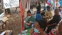 Warga antre menunggu untuk mendapatkan vaksinasi COVID-19 di Jalan Pancoran Buntu II, Pancoran, Jakarta, Jumat (10/12/2021). Hingga 9 Desember 2021 sudah 100,46 juta warga Indonesia telah mendapatkan dosis lengkap atau 2 dosis vaksinasi COVID-19. (Liputan6.com/Herman Zakharia)
