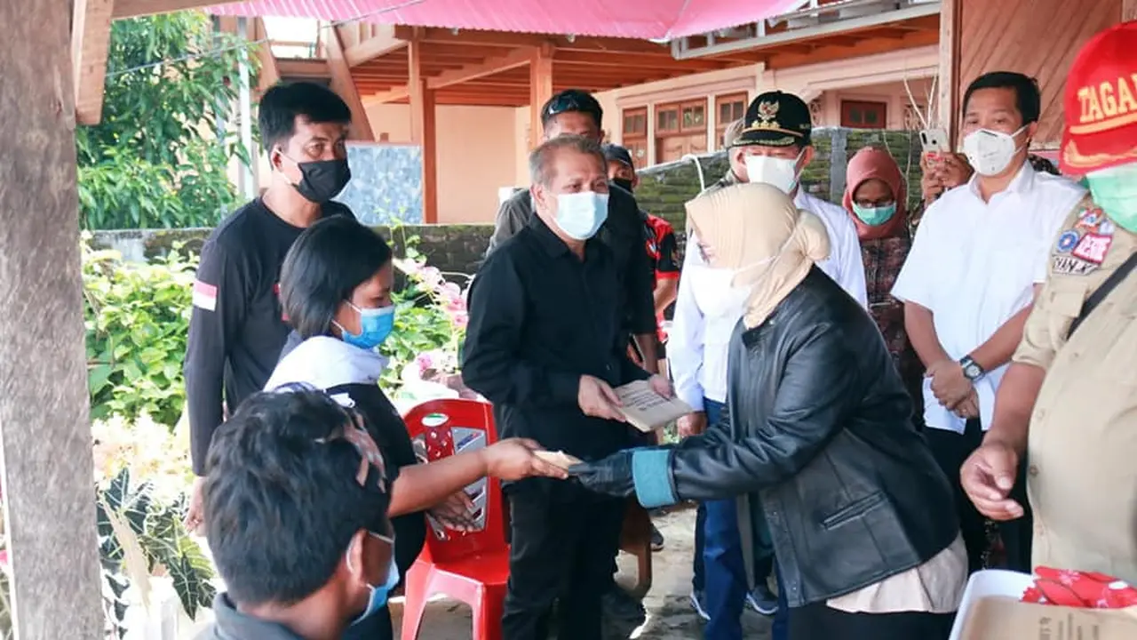 Menteri Sosial (Mensos) Tri Rismaharini memberikan santunan bagi keluarga korban bencana alam di Sulut.