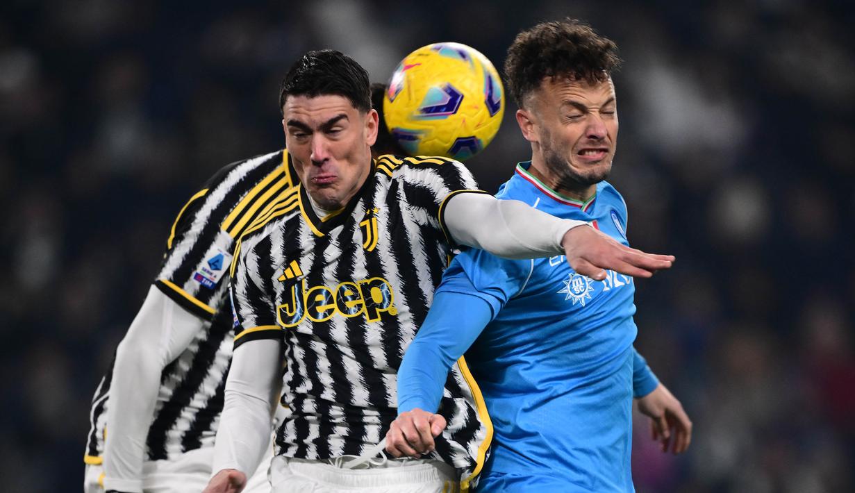 Pemain Juventus, Dusan Vlahovic (kiri), berebut bola dengan pemain Napoli, Amir Rrahmani, dalam pertandingan pekan ke-15 Liga Italia 2023/2024 yang berlangsung di Allianz Stadium, Sabtu (9/12/2023) dini hari WIB. (AFP/Marco Bertorello)