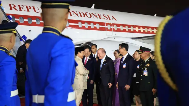 Presiden Prabowo Subianto melakukan kunjungan kerja ke Thailand untuk bertemu Raja Maha Vajiralongkorn dan Perdana Menteri Paetongtarn. Kepala negara tiba menggunakan pesawat kepresidenan RI di Bandara Don Mueang Royal Thai Air Force Base, Thailand.