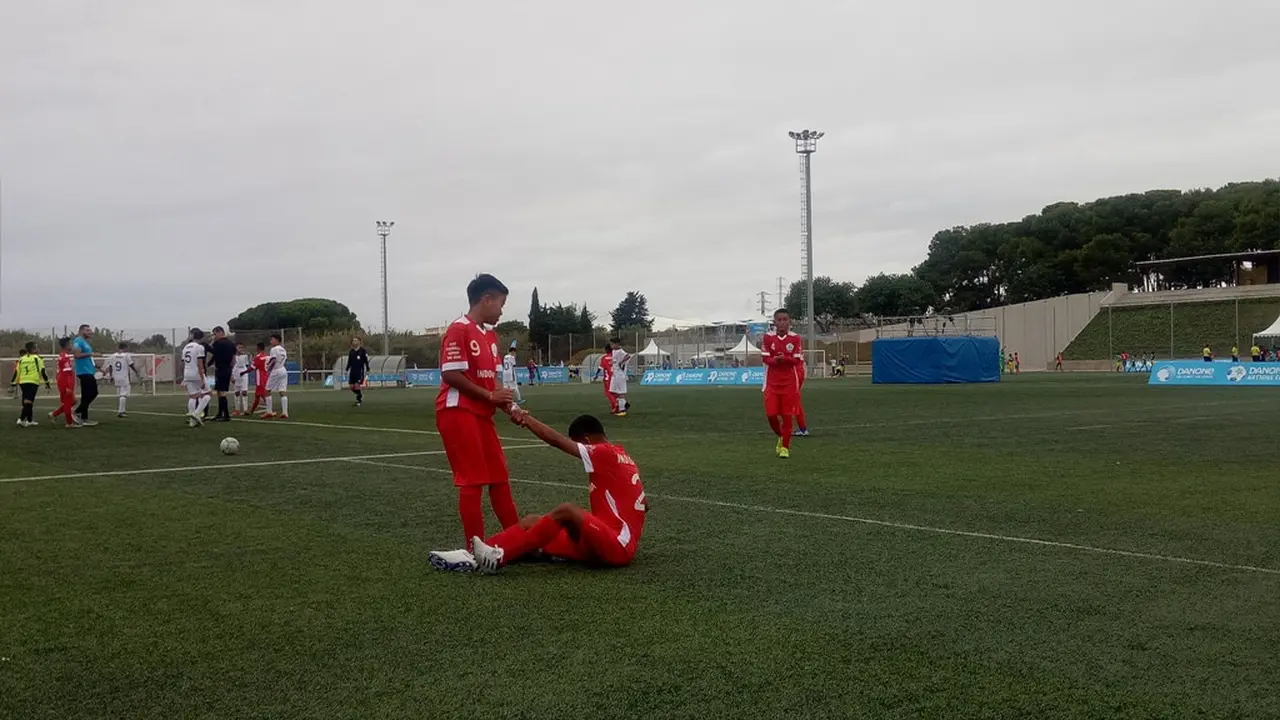 Wakil Indonesia, FOSSBI Rajawali Muda (merah) memastikan diri lolos  ke babak perempat final dunia Danone Nations Cup (Liputan6.com / Jonathan Pandapotan)
