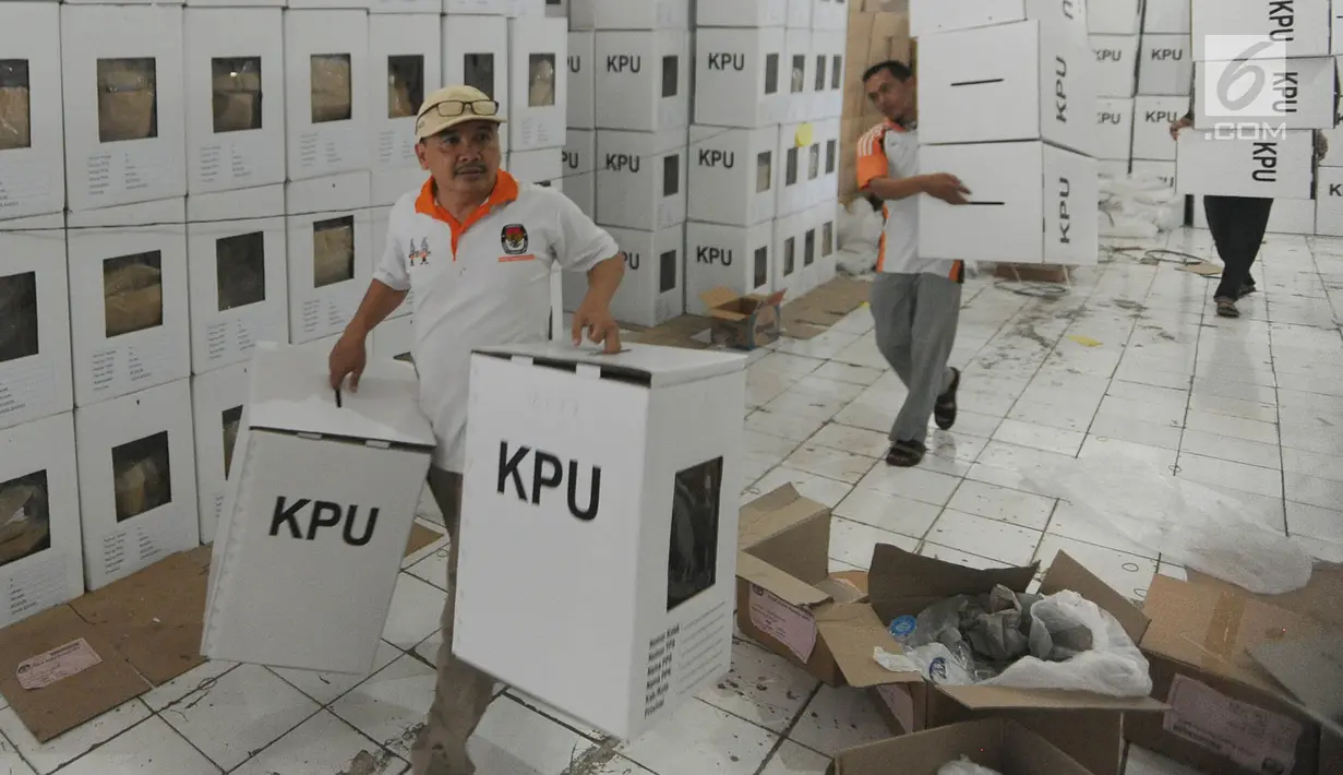 Relawan menata kotak suara untuk Pemilu 2019 di Gudang KPU, Cibinong, Bogor, Jawa Barat, Kamis (7/3). (merdeka.com/Arie Basuki)