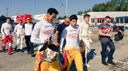 Pebalap Pertamina Campos Racing, Sean Gelael (kiri) dan Mitch Evans, bersiap mengikuti Sprint Race GP2 Spanyol di Sirkuit Catalunya, Spanyol, Minggu (15/5/2016). (Bola.com/Twitter/Camposracing)
