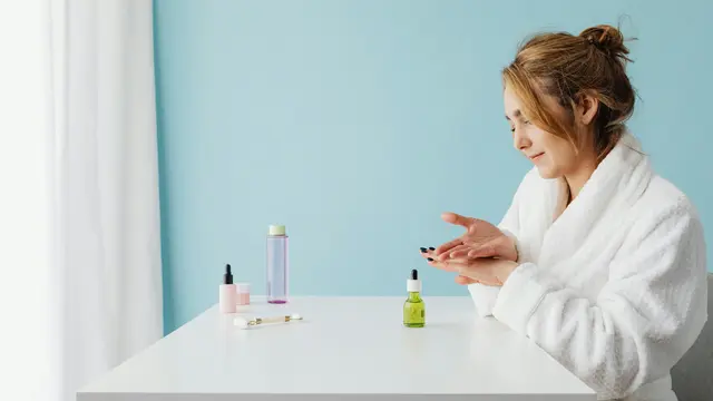 Tak Perlu 10 Tahapan, Tren Skin Minimalism Beri Alasan Mengapa Skincare dengan 3 Langkah Saja Lebih Baik