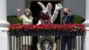 Presiden Joe Biden bersama Ibu Negara Jill Biden dan Kelinci Paskah melambaikan tangan dari balkon Ruang Biru, Gedung Putih, Washington, Amerika Serikat, Senin (5/4/2021). Gedung Putih kembali meniadakan tradisi Easter Egg Roll menyusul pandemi COVID-19 yang sedang berlangsung. (AP Photo/Evan Vucci)