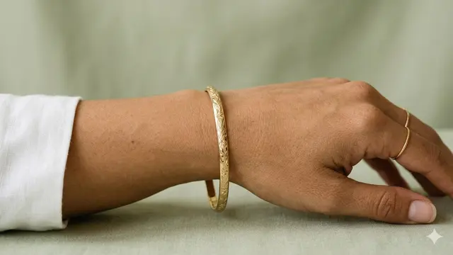 Model Gelang Emas Elegan Motif Bunga Kecil Tanpa Batu. Gemini