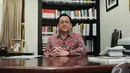 Ketua DPD RI, Irman Gusman mengenakan batik dengan warna dominan merah saat Liputan6.com berkunjung ke kediaman pribadinya, Jakarta, Rabu (3/12/2014). (Liputan6.com/Andrian M Tunay)