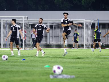 Kevin Diks tak membutuhkan waktu lama untuk mengenal rekan setimnya. Setelah tiba di Tanah Air, pemain berusia 28 tahun itu langsung mengikuti sesi latihan Timnas Indonesia. (Bola.com/Bagaskara Lazuardi)