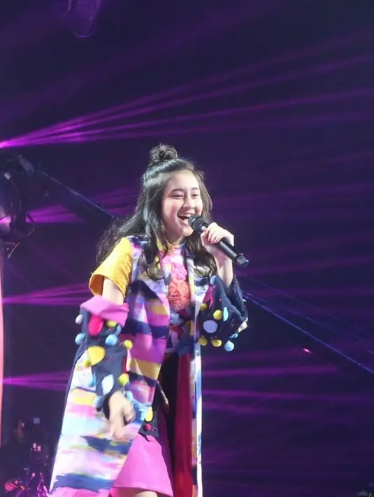 Tak melulu dengan gaun yang anggun, Keisya juga pernah berpenampilan chic dan santai dengan outfit penuh warna. (Liputan6.com/IG/@keisyaidol)